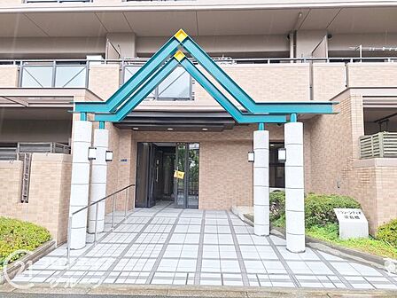 エントランス前はフラットになっており、ベビーカーなどの移動もらくらく！