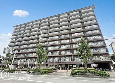 外観:開放感あふれるマンション外観は、明るい印象を与え、住む人に心地よい空間を提供します。自然光を取り入れたデザインが魅力で、日々の生活を豊かにします 外観:開放感あふれるマンション外観は、明るい印象を与え、住む人に心地よい空間を提供します。自然光を取り入れたデザインが魅力で、日々の生活を豊かにします