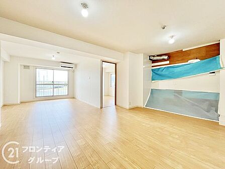 陽光がたっぷりと差し込む、明るく開放的なリビングルーム!広々とした空間は、家族が集まる憩いの場として最適ですね!窓から広がる景色を眺めながら、穏やかで心地よい毎日を過ごせる素敵な住まいですね!