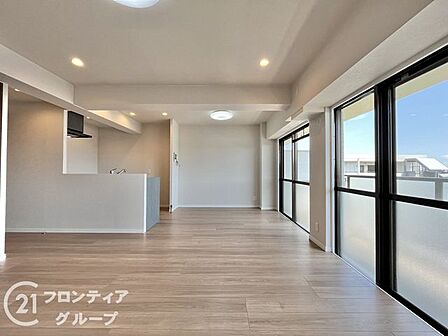 大きな窓から明るい光が差し込むリビングは開放感に満ち溢れています。充実したサービスに包まれながら、駅直結の利便性と上質な住空間が調和した快適な日常を享受できます