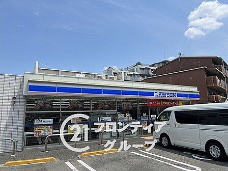 ローソン尼崎常松店 徒歩10分。 790m
