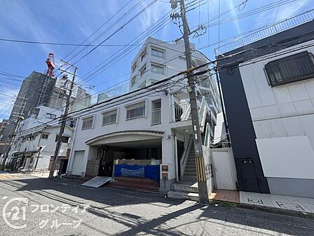 都市の洗練を象徴するようなモダンで美しい外観が、住まう方のステータスを静かに物語ります 青空に映える白亜のフォルムは、毎日帰宅するたびに誇らしさと安らぎを感じさせてくれることでしょう
