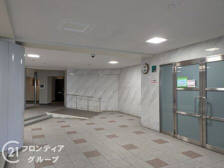 洗練された美学が息づく、開放的で心地よい光に満ちた迎賓の空間!日々の喧騒を忘れさせてくれるような落ち着きと、都会的なセンスが融合した、住まう方の感性を刺激する上質なロビー!