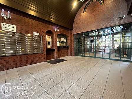 隅々まで美しく保たれた共有スペースからは、住まう方々の丁寧な暮らしぶりが伝わってきますね！機能性とデザイン性を両立した空間設計は、移動の時間さえも心地よく感じさせてくれるような魅力に溢れていますね！