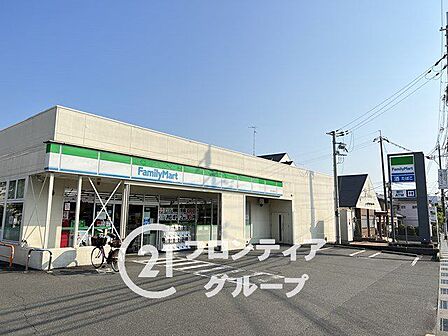 ファミリーマート伊丹中野西店 徒歩6分。 450m