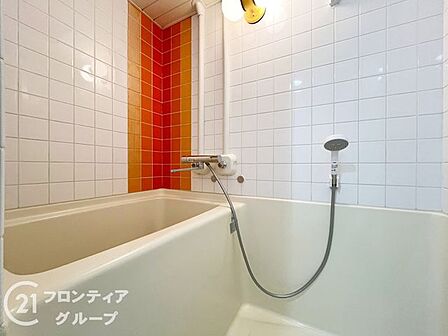 柔らかなタイル調の壁面と穏やかな照明が生み出す温もりのあるリラックス空間ですね!一日の疲れを優しく解きほぐしてくれる心地よいバスタイムをしっとりと満喫できます