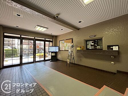 機能的なロビーで、住む人が快適に過ごせるよう配慮されています
