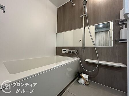 落ち着いた色調で統一された浴室は一日の疲れを癒やす上質なリラクゼーション空間です。足を伸ばして寛げる浴槽や充実の設備が、ホテルライクで贅沢なバスタイムを毎日演出してくれます