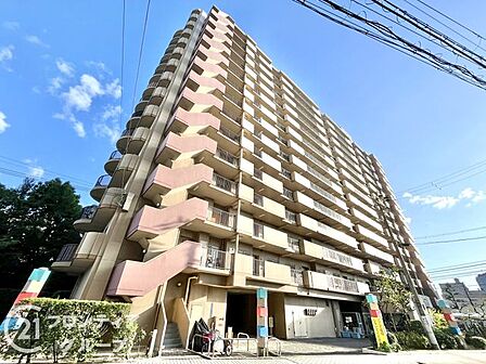 阪神なんば線福駅から徒歩約3分という魅力的なロケーションにそびえ立つ、存在感あふれる佇まいですね!都会の喧騒を忘れさせてくれるような落ち着いた色調の外観が、日々の帰宅を温かく迎えてくれます