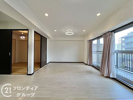 すっきりとしたダウンライト仕様の天井で、インテリアの邪魔をしない洗練された印象を与えます。