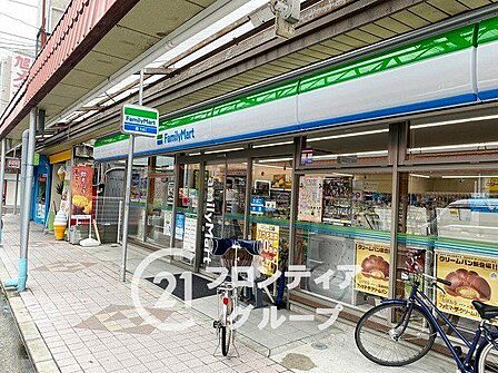 ファミリーマート甲子園口三丁目店 徒歩9分。 710m