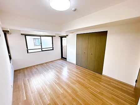 【洋室8帖】2面の窓があり広々とした印象のお部屋です。ご夫婦の寝室にいかがですか。