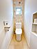 トイレ：【トイレ】明るく清潔感のあるトイレ空間。やさしい色合いの花柄アクセントクロスが可愛らしく、毎日使う場所にちょっとした癒しをプラスしてくれます。小窓付きで換気もしやすく、備え付けの棚もあり収納面も安心…