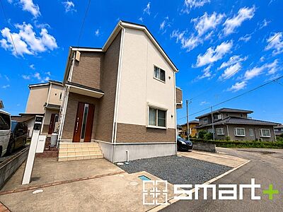 外観:〜明るさを感じる外観〜 ・外壁は2トーンカラーを採用し、デザイン性に優れた見た目となっております。 ・帰宅した際にホッと感じるような飽きのこない外観。ぜひ現地でご確認くださいませ。 外観:〜明るさを感じる外観〜 ・外壁は2トーンカラーを採用し、デザイン性に優れた見た目となっております。 ・帰宅した際にホッと感じるような飽きのこない外観。ぜひ現地でご確認くださいませ。