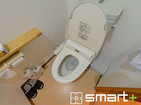 ~やはり便利なタンク式トイレ~ ・最近はタンクレストイレもございますが、タンク式の場合は停電時もお水を流すことが可能。 ・故障時なども比較的費用が安くなるなど、メリットが多くなります。