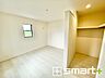 洋室：～ウォークインクローゼットのあるお部屋～ ・人気のウォークインクローゼットをご用意。季節物や趣味の道具などもスッキリと収納が可能です。 ・最近流行りの収納術などもぜひご活用くださいませ。 
