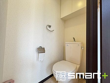 ～やはり便利なタンク式トイレ～ ・最近はタンクレストイレもございますが、タンク式の場合は停電時もお水を流すことが可能。 ・故障時なども比較的費用が安くなるなど、メリットが多くなります。 