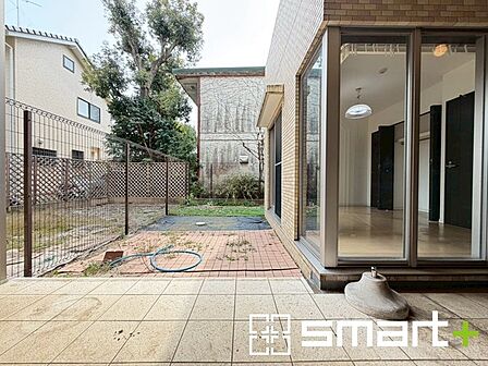 ～1階ならではの専用庭付き～ ・マンション住まいでもお庭があるだけで余裕を感じますね。 ・防草シートや人工芝の敷設などのオプションもお気軽にご相談くださいませ。 