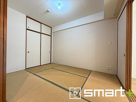 ～「和みの部屋」和室をご用意～ ・ゴロンと寝転がったり、お子様のいるご家庭ではお子様を寝かしつけたり、などご活用いただける和室をご用意。 ・やはり畳の香りは心が落ち着きますね。 