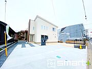 ～ゆとりあるカースペース～ ・セカンドカーや来客時にも困らないカースペース4台分。物置や駐輪スペースなどにも利用できますね。 ・カーポートなどのオプションもお気軽にご相談くださいませ。 