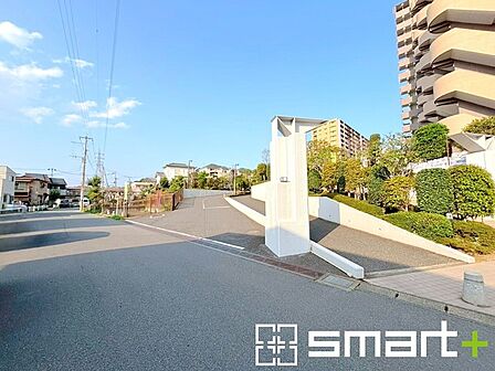 ~十分な広さのある前面道路~ ・前面道路は約6mございますので、お車でのすれ違いも可能で余計なストレスがかかりません。 ・日々お車での移動が多い方には大切なポイントですね。