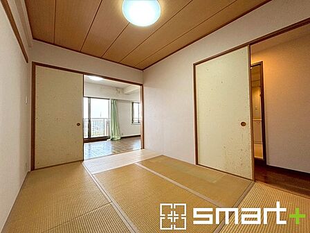 ~「和みの部屋」和室をご用意~ ・ゴロンと寝転がったり、お子様のいるご家庭ではお子様を寝かしつけたり、などご活用いただける和室をご用意。 ・やはり畳の香りは心が落ち着きますね。