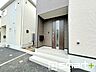 玄関：～デザイン性に優れた玄関～ ・モダンなデザインの玄関ドアを採用する事でお住まいの「顔」の印象が大きく変わります。 ・毎日帰宅した際に嬉しくなる仕様です。 