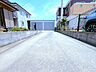 外観：～十分な広さのある前面道路～ ・前面道路は約7ｍございますので、お車でのすれ違いも楽々で余計なストレスがかかりません。 ・日々お車での移動が多い方には大切なポイントですね。 