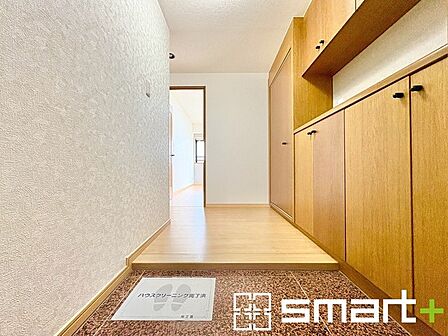 ~収納スペース充実の玄関周り~ ・たっぷりの収納スペース付きなので、散らかりがちな玄関もスッキリ片付きます。