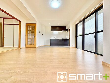~窓からはたっぷりの陽光~ ・大きな窓から明るい陽光が舞い込みお部屋全体を心地のよい空間に。 ・明るい空間でくつろぎのお時間をお過ごしいただけます。