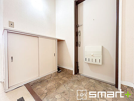 ～スッキリした玄関～ ・圧迫感がなくスッキリ広々とした印象の玄関。備え付けのシューズボックスは充分な容量を確保。 ・より大型のものへのご変更などご希望の方もお気軽にご相談くださいませ。 