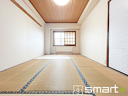 ～「和みの部屋」和室をご用意～ ・ゴロンと寝転がったり、お子様のいるご家庭ではお子様を寝かしつけたり、などご活用いただける和室をご用意。 ・やはり畳の香りは心が落ち着きますね。 