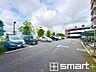 ～便利な平面駐車場～ ・広い敷地を活かした平面式の駐車場。車の出し入れが楽で利便性に優れます。 ・空き状況などもお気軽にお問い合わせくださいませ。 