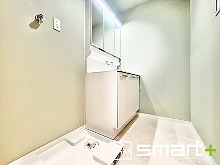 ～室内洗濯機置き場～ ・室内に洗濯機置き場があるので、外の天候や気温に左右されずに洗濯できますね。 ・たっぷりの収納スペースで洗面スペースもスッキリ片付きます。 
