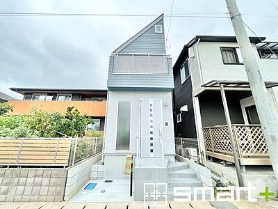 外観：～明るさを感じる外観～ ・外壁は2トーンカラーを採用し、デザイン性に優れた見た目となっております。 ・帰宅した際にホッと感じるような飽きのこない外観。ぜひ現地でご確認くださいませ。 