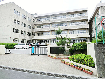 六実中学校(1300m)