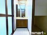 洗面：～シャワー付き洗面台を採用～ ・洗面台の蛇口がホースで伸びシャワーとしてご利用可能。 ・朝の寝ぐせ直しなどにシャワーを使いたい時、洗面台の掃除をする際にも便利にお使いいただけますよ。 
