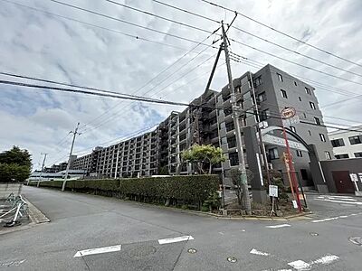 外観：～堂々とした大型のマンション～ ・総戸数の多い大型のマンションですので、外観の迫力もあり誇りに思えるようなお住まいとなっております。 ・ぜひ現地でご体感くださいませ。 