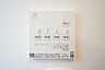 設備：浴室の操作パネルです。浴室乾燥機や暖房、涼風など機能充実しています。 ※類似物件の参考画像です。