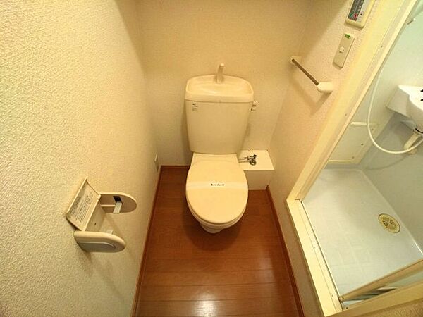 画像7:明るく清潔感のあるトイレ