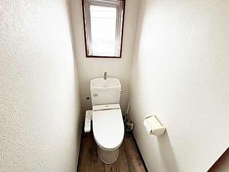 明るく清潔感のあるトイレ