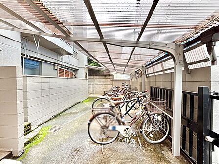 駐輪場は屋根付きで安心
