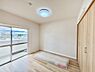 寝室：バルコニーに繋がるお部屋は開放感があります。