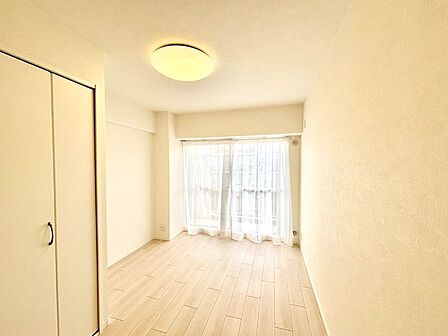 バルコニーが開放感をプラスしてくれる洋室  