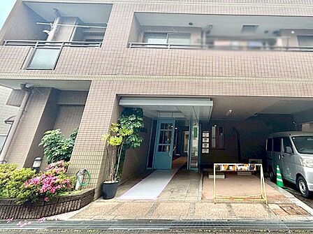 外観 綺麗なエントランスは、居住者を優しく迎えいれてくれます