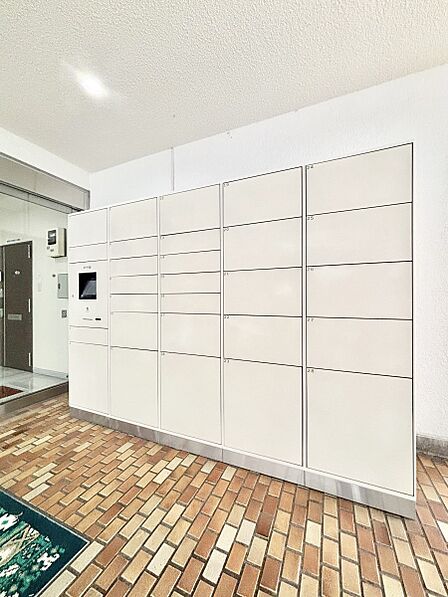留守時のお荷物の受け取りもできる宅配ボックス付き