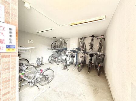 駐輪場は屋根付きで安心  