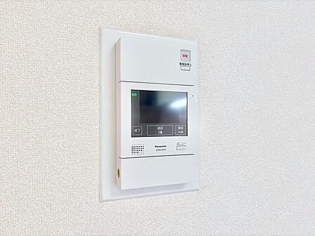 訪問者が一目でわかる安心のＴＶモニター付きインターホン。   