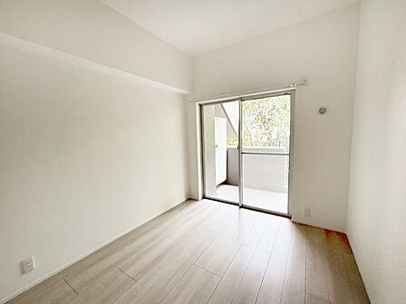 明るいバルコニーサイドに洋室を設置。目覚めの良い寝室に。