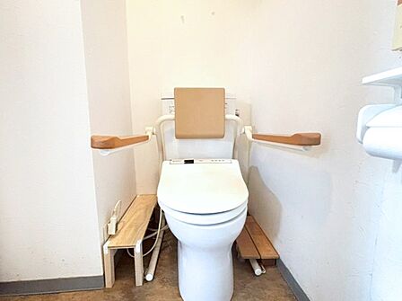 足腰への負担を軽減する手すりを設置。毎日を心地よく、安全に過ごせます。